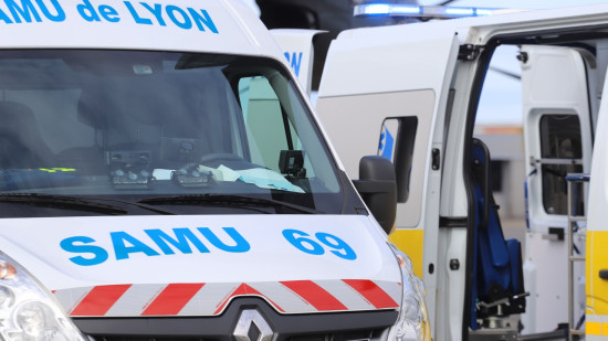 Près de Lyon : l'automobiliste veut laisser passer le Samu, panique, fait une mauvaise manoeuvre et finit sur le toit Près de Lyon : l'automobiliste veut laisser passer le Samu, panique, fait une mauvaise manoeuvre et finit sur le toit