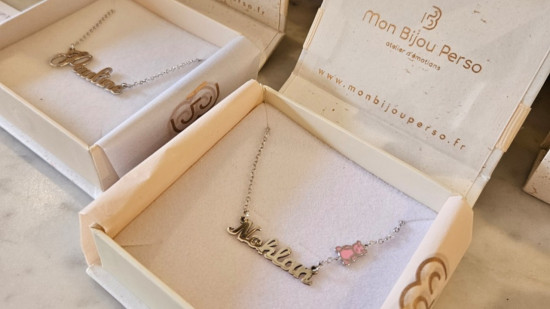 Cette marque de bijoux lyonnaise met à l'honneur le collier-prénom 