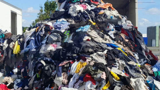 Près de Lyon : Le Relais déverse plus d’une tonne de vêtements dans une zone commerciale pour protester contre le traitement des habits en fin de vie Près de Lyon : Le Relais déverse plus d’une tonne de vêtements dans une zone commerciale pour protester contre le traitement des habits en fin de vie