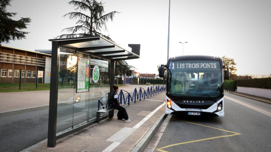 Près de Lyon : un bus percute la façade d’un cinéma en plein centre-ville Près de Lyon : un bus percute la façade d’un cinéma en plein centre-ville