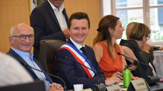 Bastien Joint, élu nouveau maire de Caluire-et-Cuire : "Je n'accepterai ni l'écologie punitive, ni les caricatures" Bastien Joint, élu nouveau maire de Caluire-et-Cuire : "Je n'accepterai ni l'écologie punitive, ni les caricatures"