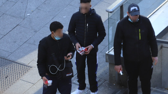 Coup de filet de la police et des douanes à la Guillotière : tabac contrefait, cachets et cannabis Coup de filet de la police et des douanes à la Guillotière : tabac contrefait, cachets et cannabis