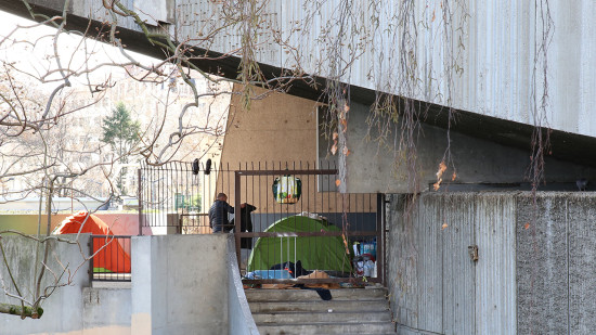 "40°C sous les tentes", un rassemblement pour le droit au logement des femmes sans-abri à Lyon