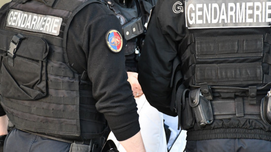 Un jeune homme interpellé après un vol de fret commis près de Lyon, cinq fuyards en cavale