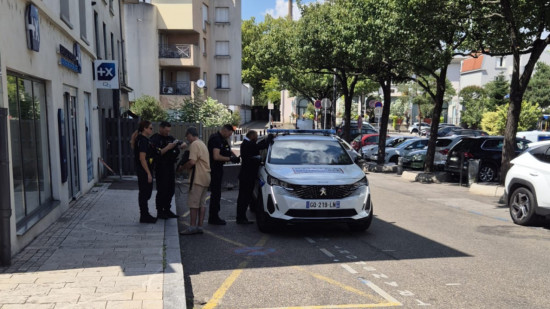 "Je vais vous égorger" : un homme sème la panique devant une boulangerie à Vénissieux "Je vais vous égorger" : un homme sème la panique devant une boulangerie à Vénissieux