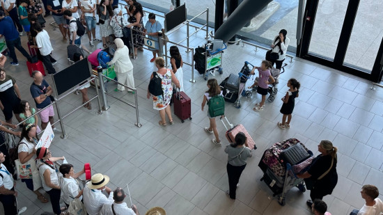 Arrêté à l'aéroport de Lyon Saint-Exupéry alors qu'il partait en vacances : le jeune chauffard était recherché pour avoir percuté un gendarme Arrêté à l'aéroport de Lyon Saint-Exupéry alors qu'il partait en vacances : le jeune chauffard était recherché pour avoir percuté un gendarme