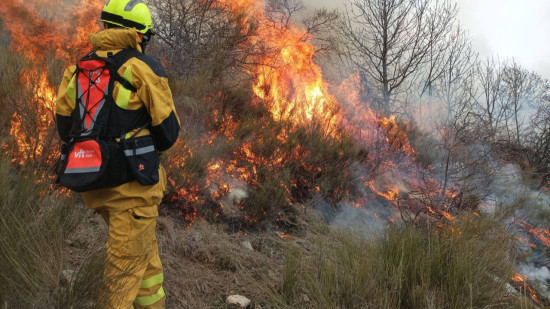 Près de Lyon : un violent incendie se déclenche dans une ferme, une quarantaine de pompiers mobilisés Près de Lyon : un violent incendie se déclenche dans une ferme, une quarantaine de pompiers mobilisés
