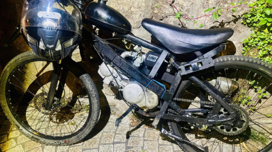 Près de Lyon : son vélo transformé en moto avait de quoi faire pâlir Tadej Pogacar, les gendarmes déraillent ! Près de Lyon : son vélo transformé en moto avait de quoi faire pâlir Tadej Pogacar, les gendarmes déraillent !