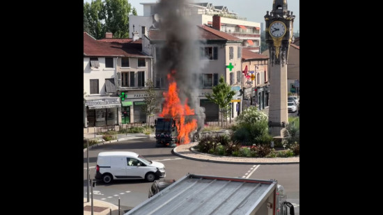 Près de Lyon : un camion en feu près de l'horloge de Tassin-la-Demi-Lune
