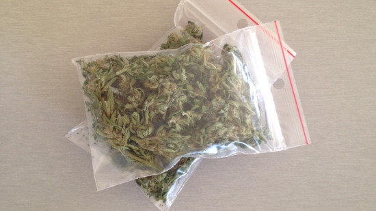 Les policiers filent des dealers jusqu'à leur planque : des armes et 250 000 euros de stupéfiants saisis