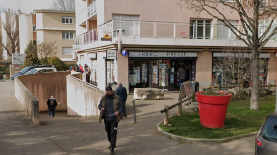 Près de Lyon : le braqueur menace l'employé d'un tabac-presse avec un marteau