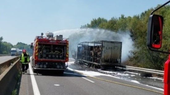Près de Lyon : l'A46 bloquée à cause de l'incendie d'un camion transportant du papier