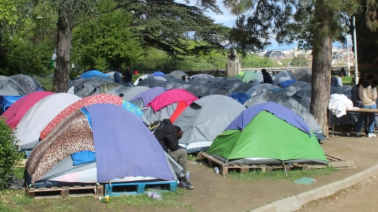 "Les tentes sont des fours" : les migrants du jardin des Chartreux à Lyon face à la canicule