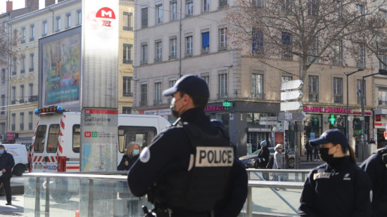 Lyon : l'auteur d'un violent vol à l'arraché sur un octogénaire interpellé, une OQTF déjà prononcée à son encontre Lyon : l'auteur d'un violent vol à l'arraché sur un octogénaire interpellé, une OQTF déjà prononcée à son encontre