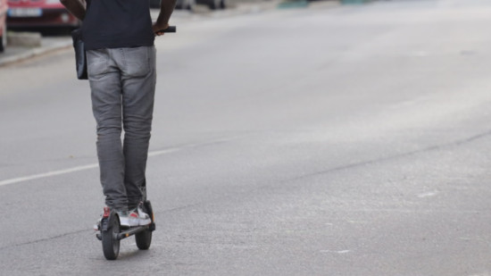 Près de Lyon : un homme en situation irrégulière et en possession de drogue percute violemment un policier à Vénissieux avec sa trottinette