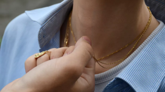 Vol à l’arraché à Lyon : une dame de 86 ans privée du pendentif souvenir de son mari