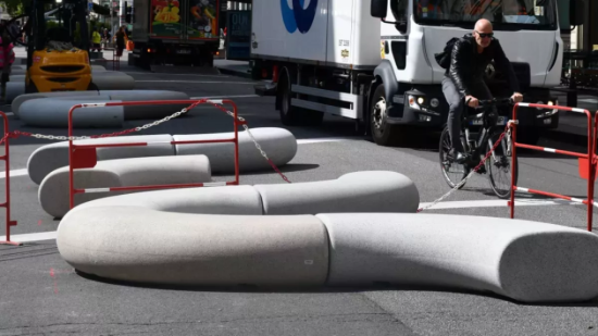 Lyon : les "boudins" de la rue de la République retirés pour la Biennale de la danse