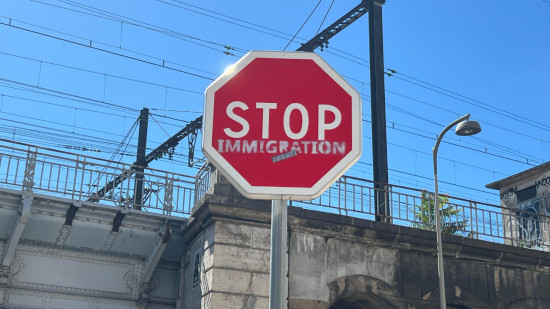 "Stop Immigration" : des dizaines de panneaux détournés dans la métropole de Lyon "Stop Immigration" : des dizaines de panneaux détournés dans la métropole de Lyon