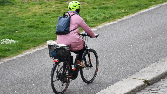 Près de Lyon : une cycliste de 64 ans coincée sous une voiture après un accident