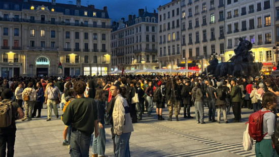 Près d'un millier de personnes à Lyon pour fêter le départ de François Bayrou, un cortège sauvage dispersé par les CRS