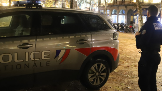 Lyon : un SDF arrêté après avoir fracturé une voiture et saccagé la porte d’un hôtel Lyon : un SDF arrêté après avoir fracturé une voiture et saccagé la porte d’un hôtel