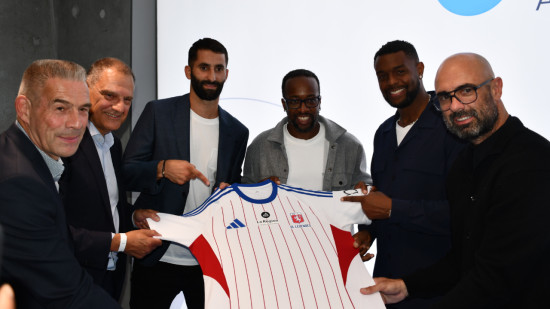 Les Légendes de l'OL ont désormais leur maillot : "La transition, le partage et le rayonnement de nos valeurs communes" Les Légendes de l'OL ont désormais leur maillot : "La transition, le partage et le rayonnement de nos valeurs communes"