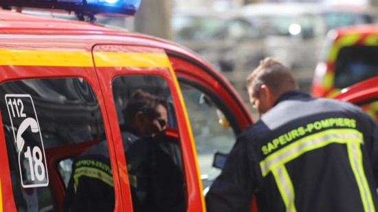 Près de Lyon : un automobiliste de 82 ans grièvement blessé après avoir percuté un arbre