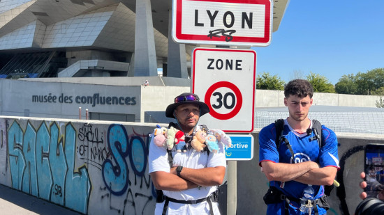 Tacos et attroupements : les streamers Byilhann et Nico sont arrivés à Lyon