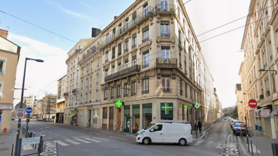 Villeurbanne : un immeuble squatté menaçait de s'effondrer, près d'une centaine de personnes évacuées Villeurbanne : un immeuble squatté menaçait de s'effondrer, près d'une centaine de personnes évacuées