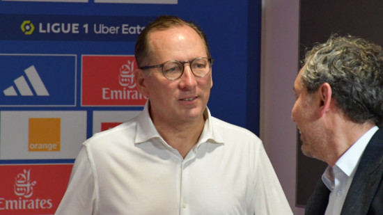 "Clown ou escroc" : des supporters manifestent contre l'ancien président de l'OL au Brésil