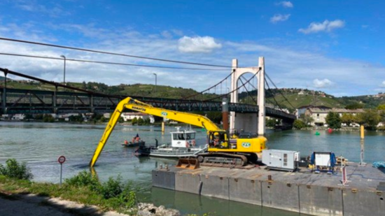 Travaux sur le pont de Condrieu, près de Lyon : le battage des tubes a commencé