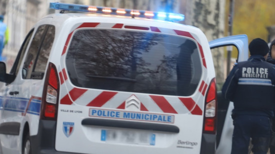 Près de Lyon : un adolescent arrêté après une course-poursuite pour un vol de collier en pleine rue