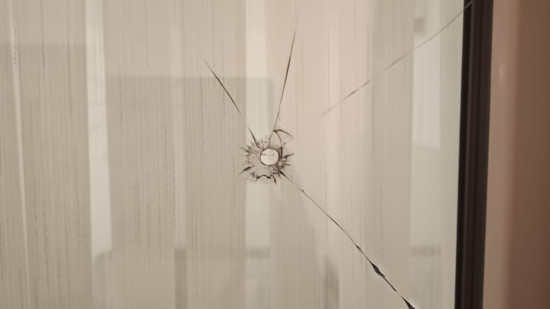 "On n’a pas dormi de la nuit" : une balle traverse la fenêtre d'un appartement en pleine nuit à Vénissieux, une famille échappe au drame