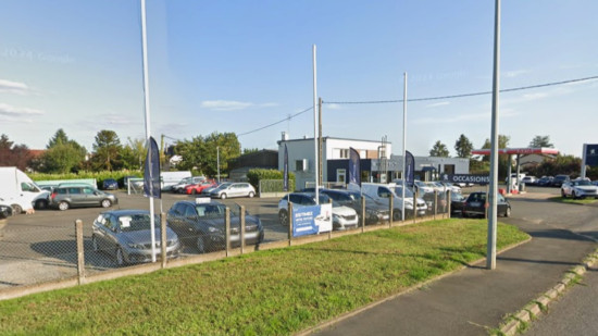 Près de Lyon : une concession victime d'un incendie, 10 voitures partent en fumée Près de Lyon : une concession victime d'un incendie, 10 voitures partent en fumée