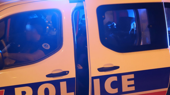 Panique en pleine nuit près de Lyon : la porte d’un appartement criblée de balles