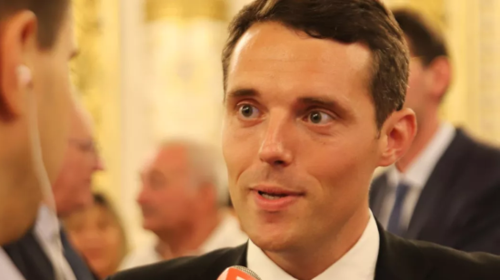 Cambriolage au Louvre : le député du Rhône Alexandre Portier réclame une commission d’enquête