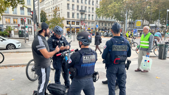 Lyon : un contrôle de grande ampleur pour sensibiliser vélos et trottinettes avant le passage à l’heure d’hiver