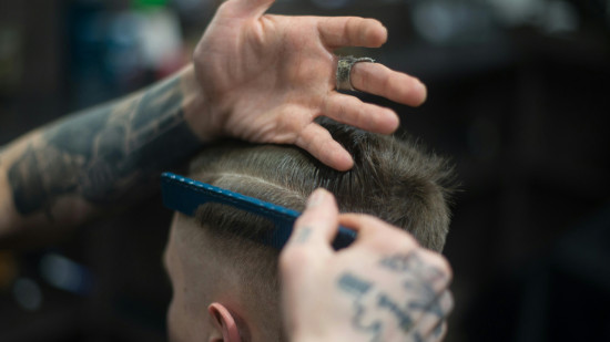 Salons ouverts la nuit, prix au rabais : l'État s’attaque aux dérives du secteur de la coiffure en Auvergne-Rhône-Alpes