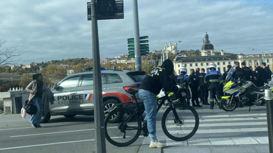 Lyon : il menace un homme avec un outil surprenant à Guillotière, la police arrive en nombre