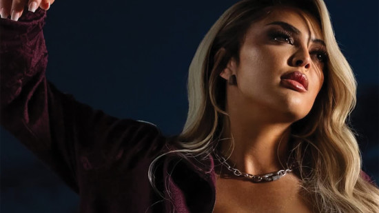 Nej' à la LDLC Arena : une artiste accomplie oui, mais aussi un pont culturel