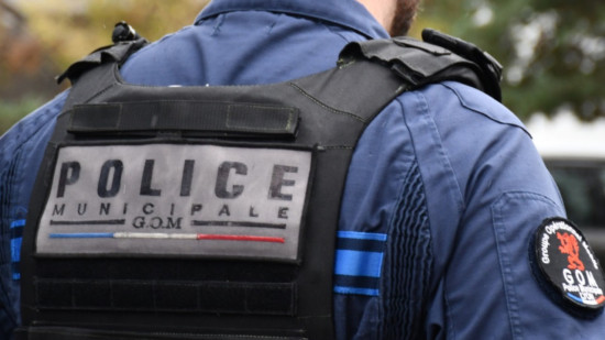 Après son exclusion de la gendarmerie, il rejoint la police municipale de Lyon et récidive
