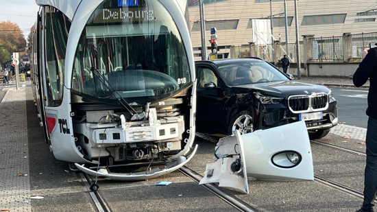 Lyon : un violent choc entre un tramway et un automobiliste