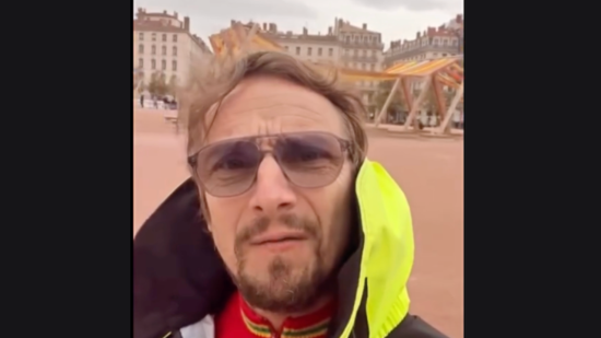 "Il y a un truc qui burne" : Lorànt Deutsch atterré devant l'oeuvre de la place Bellecour, Tissage Urbain, à Lyon