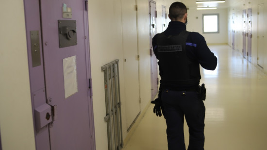 Près de Lyon : il ne veut pas regagner sa cellule, le détenu violente les agents pénitentiaires