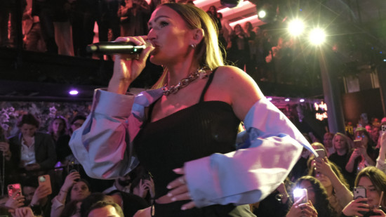 "C’est bien aussi de faire un break" : la chanteuse Vitaa va mettre sa carrière en pause après sa tournée