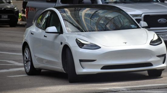 Oullins : des voleurs rôdent dans un parking, mais une Tesla filme tout