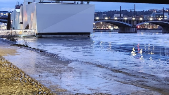 Le Rhône en crue : ça déborde un peu à Lyon