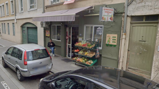 Près de Lyon : des voleurs de banane poignardent un proche de la gérante de l'épicerie