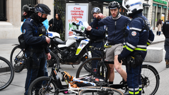 "On ne peut pas rouler comme on veut !" : une opération d’ampleur pour recadrer vélos et trottinettes à Lyon