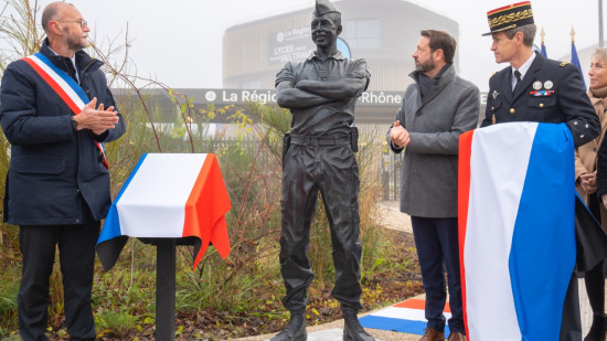 Près de Lyon : une statue du colonel Arnaud Beltrame inaugurée dans le lycée qui porte son nom Près de Lyon : une statue du colonel Arnaud Beltrame inaugurée dans le lycée qui porte son nom